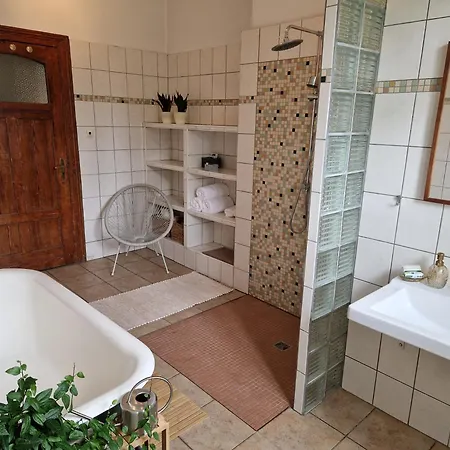 Harziano In Der Kaiser-otto-strasse - Stilvolle Gruenderzeitwohnungen Mit Kacheloefen, Wintergarten & Viel Platz Zum Entspannen Quedlinburg