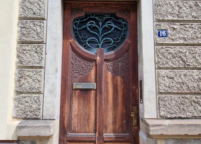 Harziano In Der Kaiser-otto-strasse - Stilvolle Gruenderzeitwohnungen Mit Kacheloefen, Wintergarten & Viel Platz Zum Entspannen