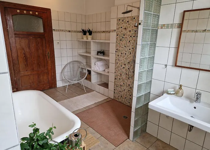 Harziano In Der Kaiser-otto-strasse - Stilvolle Gruenderzeitwohnungen Mit Kacheloefen, Wintergarten & Viel Platz Zum Entspannen Quedlinburg