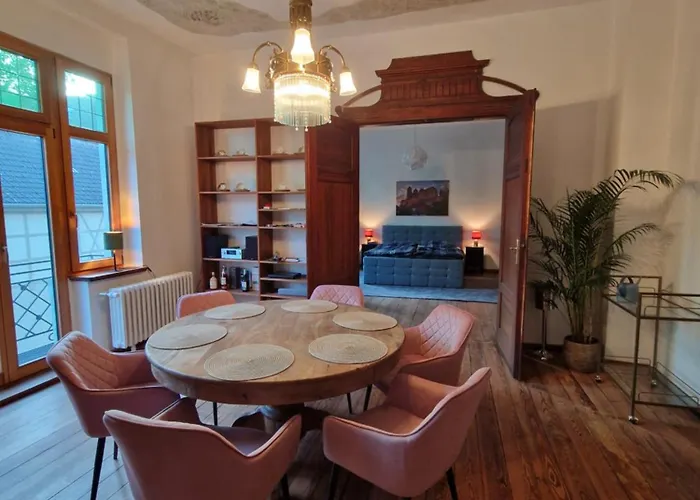 Harziano In Der Kaiser-otto-strasse - Stilvolle Gruenderzeitwohnungen Mit Kacheloefen, Wintergarten & Viel Platz Zum Entspannen Quedlinburg