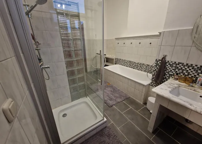 Harziano In Der Kaiser-otto-strasse - Stilvolle Gruenderzeitwohnungen Mit Kacheloefen, Wintergarten & Viel Platz Zum Entspannen Quedlinburg